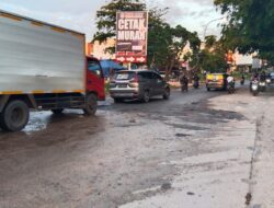 Jalan Laksamana Bintan Kota Batam Rusak Parah Akibatkan Terjadinya Macet Panjang
