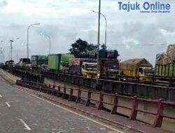 Makin Parah, Antrian Angkutan Berat Padati Jembatan Keramasan