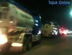Terpantau Barisan Mobil Tangki BBM Putih Biru Berjejer Panjang Memakan Hampir Setengah Badan Jalan