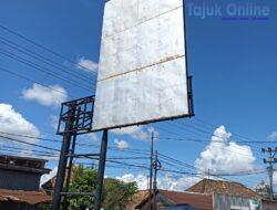 Papan Reklame Dijalan Kimarogan Dikeluhkan. Warga; Kalu Mobil Tinggi Lewat Ceto Keno Bak Mobil