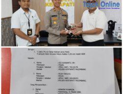 Asnaini Tokoh Pemuda Kertapati Serahkan Senpira dari Masyarakat Ke Polsek Kertapati