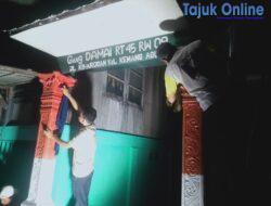 Menyambut HUT RI Ke-79 Warga RT 45 Kemang Agung Mengecat Gapura Serta Pasang Umbul-Umbul