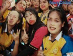 Emak-Emak Lomba Rias Wajah Mata Tertutup,Lipstik Pun Jadi Eyeliner