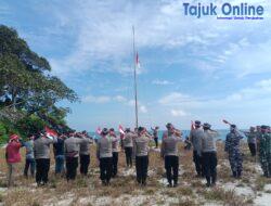 Polisi Kibarkan Bendara Merah Putih di Pulau Terluar Wilayah Kabupaten Bintan.