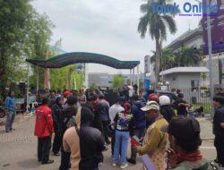 Aksi Unjuk Rasa di PLN Batam Berakhir Buntu! Demo Lebih Besar Menggema