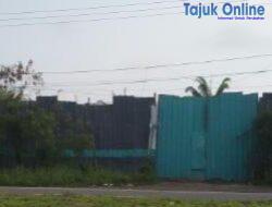 JK-SS Soroti Aktivitas Gudang Berwarna Biru Langit Kombinasi Warna Hitam Di Desa Pipa Putih
