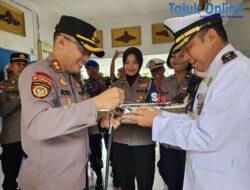 Kapolres Bintan Memberikan Kue Ulang Tahun dan Mengucapkan Selamat Ulang Tahun Kepada TNI-AL