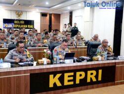 Irjen Pol Yan Fitri Halimansyah Kapolda Kepri Ikuti Vicon Bersama Astamaops Kapolri Dalam Rangka Menghadapi Pilkada Serentak Yang Dalam Waktu Dekat Akan Digelar