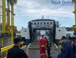 Respon Cepat Polda Kepri Tangani Kebakaran Kapal Yang Terjadi Di Dermaga Roro Telaga Punggur