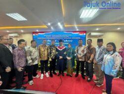 Wakil Wali Kota sekaligus Wali Kota Batam terpilih, Amsakar Achmad resmi meraih gelar Doktor