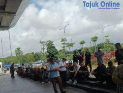 Relawan ASLI Amsakar Achmad dan Li Claudia Bersama Masyarakat Siap Sambut Kedatangan di Bandara Hang Nadim Batam
