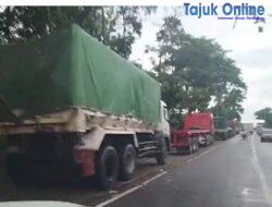 Warga Resah, Trailer Pengangkut Kramik ke PT Arwana Parkir Berjejer Panjang Makan Badan Jalan