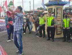 Pose RI bersama SMS dan Media Fhatner Aksi Unras di Mapolda Sumsel, Desak Kapolda Tindak Ilegal Refinery dan Ilegal Driling