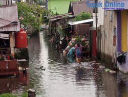 Aktivitas Warga RT 038 Kelurahan Kertapati Terganggu Akibat Banjir Menggenangi Akses Jalan