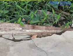 Ancaman Tanah Amblas, Warga RT 31 Perumahan Griya Sako Permai Minta Pemkot Segera Bangun Siring