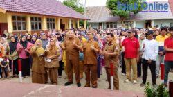 SMPN 25 Palembang Terima Bantuan Seragam Sekolah dari Pemkot Palembang