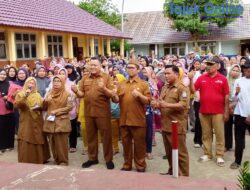 SMPN 25 Palembang Terima Bantuan Seragam Sekolah dari Pemkot Palembang